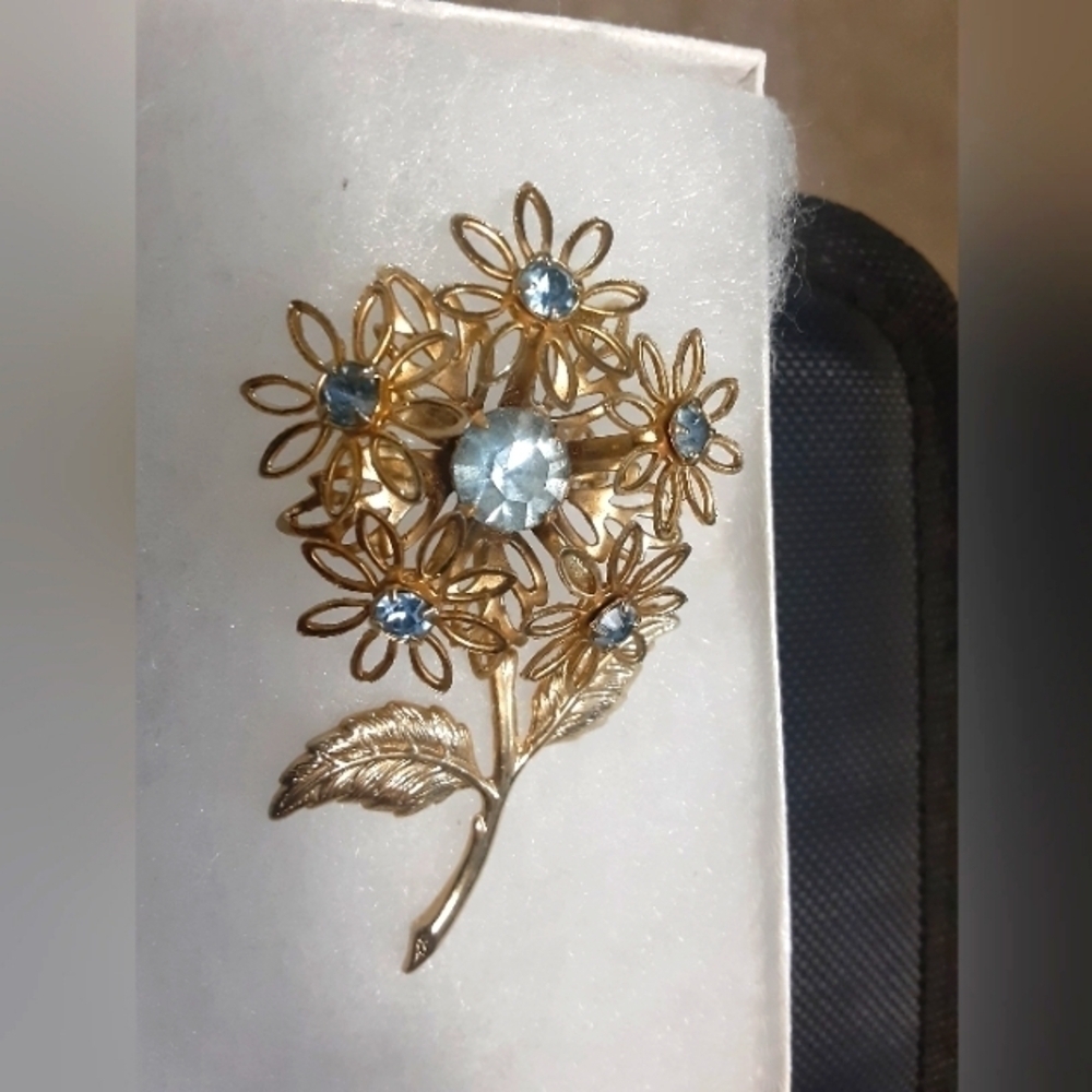 Mcm Gold Tone Daisy Brooch 26$